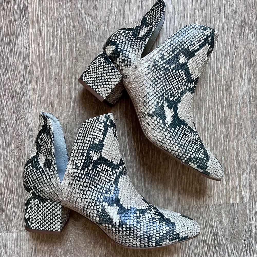 Steve Madden Rockir Snakeskin Booties. NWOB.